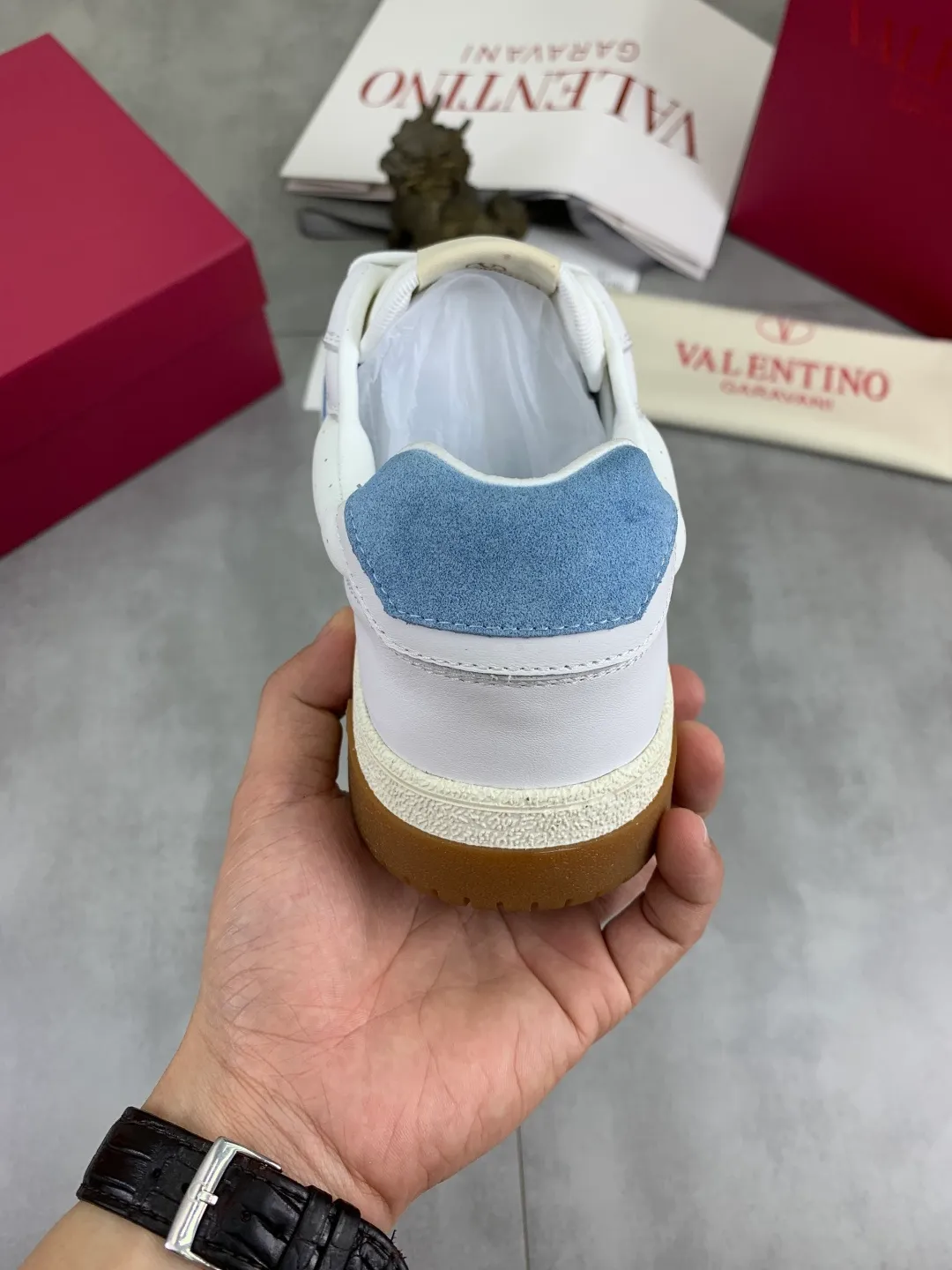Men's men's shoes 💰P600 New model Latest Valentino Valentino V family new casual young fashion trend sports shoes Full of vitality No age limit Very light and comfortable on the feet Packaging Original purchase and development Production of goods Various color combinations are eye-catching Activate the charming sunny boy Shoe design combines coolness with daily style Full of street style Multi-color options!   Fabric: original material splicing/first-layer cowhide Lining: imported cowhide/original logo sweat-absorbent and breathable foot pad Outsole: TPU foam lightweight material outsole Brand injection insole Code number: 38-46 Full set of packaging Color: 3️⃣ colors available
